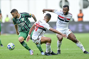 Amrica supera expulso e vence So Paulo no Independncia