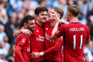 United flerta com vexame, mas bate Coventry nos pnaltis e vai  final da FA Cup