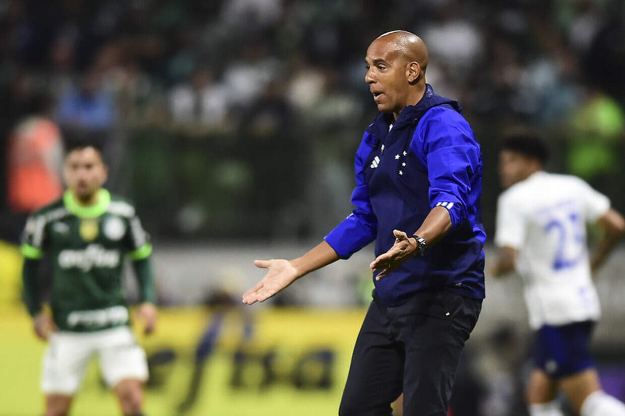 Entre a melhor defesa e o pior ataque, Cruzeiro não vence há um mês