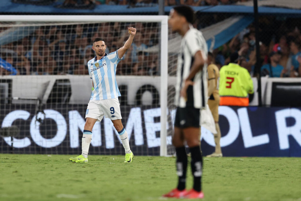 Racing passa fácil por um Botafogo mais uma vez irreconhecível e fica perto da Recopa