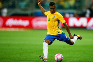 Brasileiros entre as opes do PSG para reforar lateral