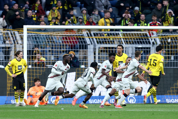 Dortmund sai na frente, mas campeo Leverkusen salva invencibilidade no fim