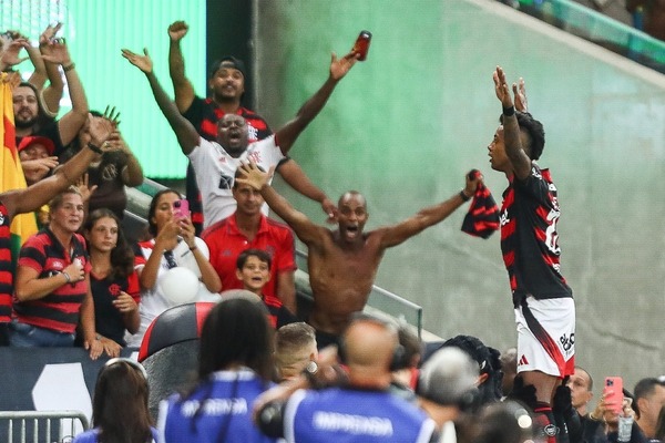 Flamengo volta a vencer Vasco e garante stima final seguida do Carioca