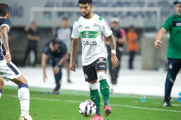 Remo segura presso e tira invencibilidade do Coritiba na Srie B