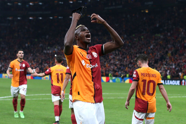 Osimhen supera temporada pelo Napoli e guia Galatasaray na manuteno da hegemonia