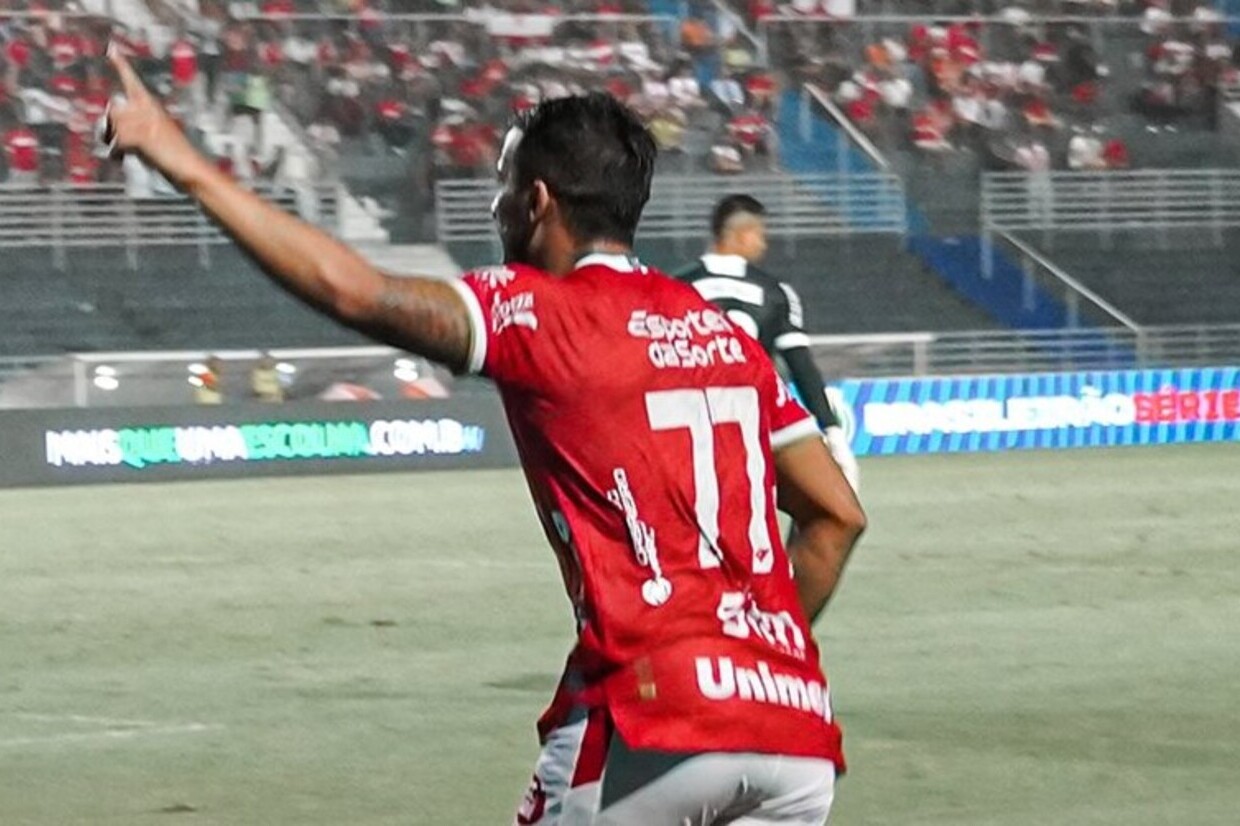 Vila Nova aproveita expulsão cedo para vencer o CRB e voltar ao G4 da Série B