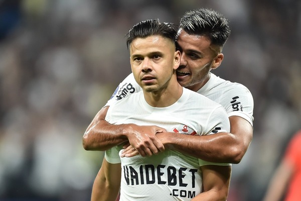 Corinthians goleia o Nacional e assume liderana na Sul-Americana