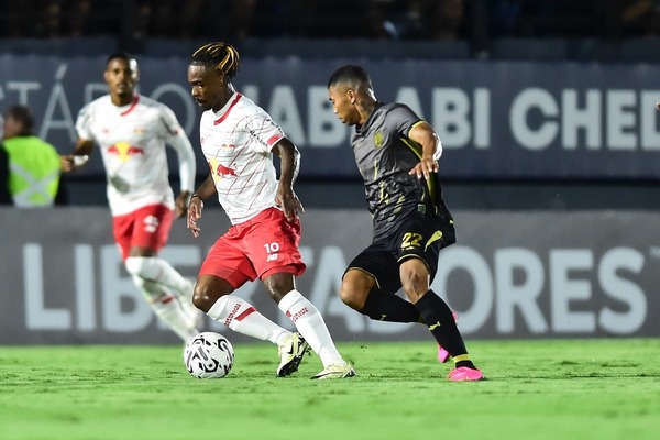 Nos pnaltis, Bragantino vence guilas Douradas e avana na Libertadores