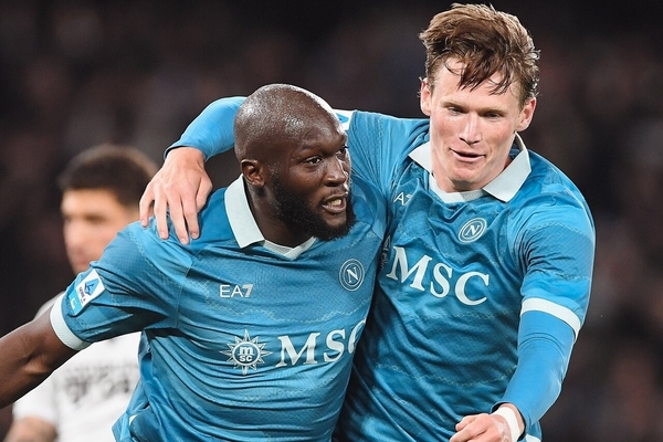 Napoli vence Empoli e no desiste do ttulo italiano
