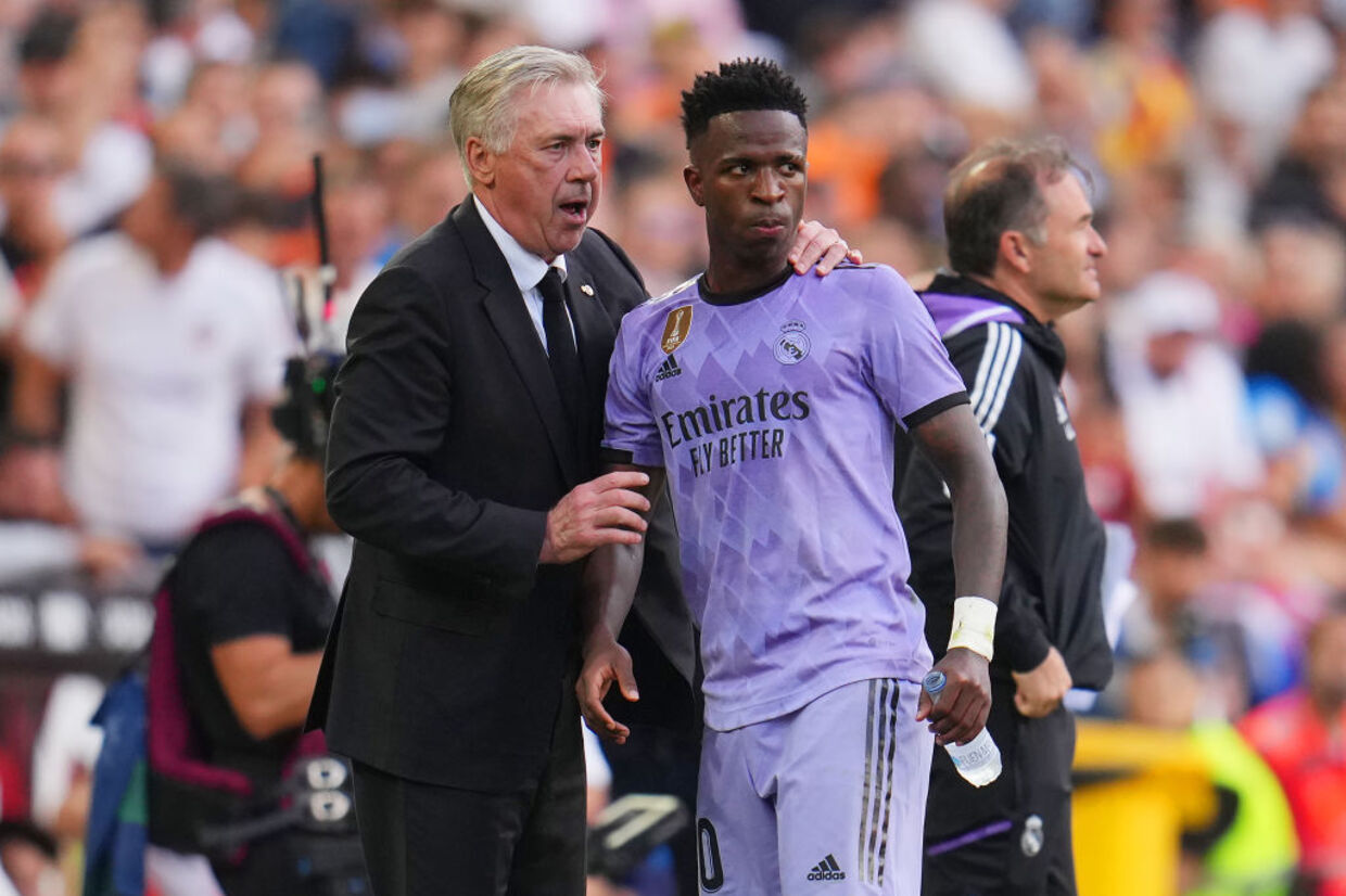 Ancelotti critica racismo contra Vinicius Jr: 'Algo está muito errado nesta liga'