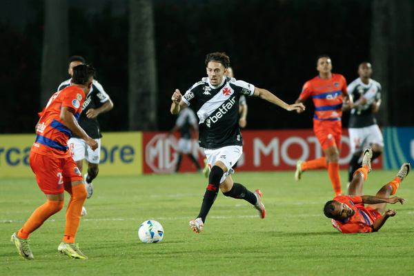 Vasco escancara fragilidades defensivas e sofre goleada do Puerto Cabello na Sul-Americana
