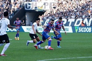 Corinthians sofre na mo do Fortaleza, mas vence mais uma no Brasileiro