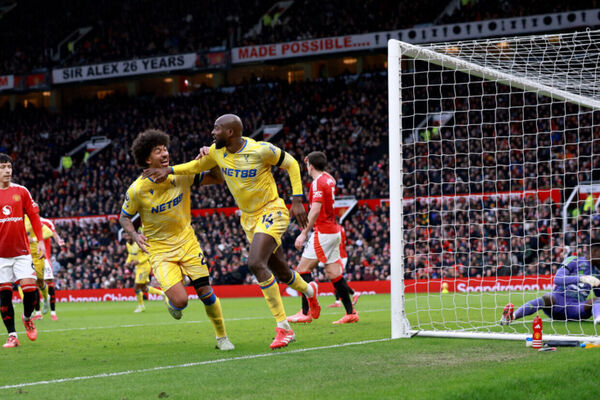 Palace apronta em Old Trafford e impe mais uma derrota ao United no Ingls