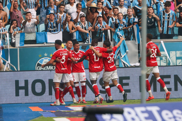 Inter castiga fora de casa, vence o Grmio e se aproxima do ttulo