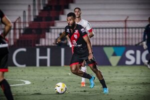 Atltico Goianiense vence Bragantino e ganha flego na luta contra o Z4