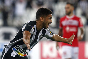 Botafogo aproveita jogador a mais, vence CRB e assume a vice-liderana da Srie B