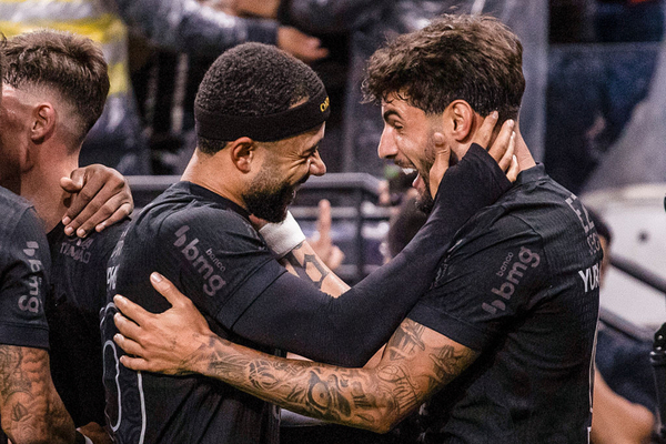 Memphis e Yuri Alberto vivem noite inspirada e Corinthians derruba Vasco em Itaquera
