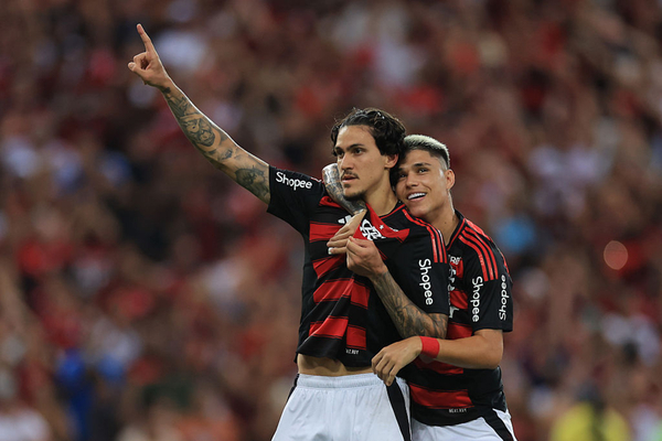 Flamengo no toma conhecimento do Corinthians e assume a ponta do Brasileiro