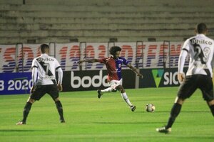 Paran conta com gol contra perto do fim para vencer Ponte e colar na liderana