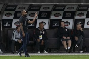 Corinthians volta a marcar trs gols aps 25 jogos