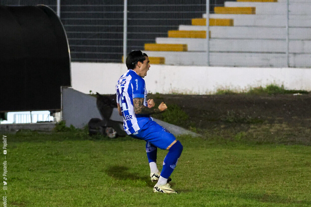 Paysandu aproveita expulsão, vence a Ponte Preta e se afasta do Z4 da Série B