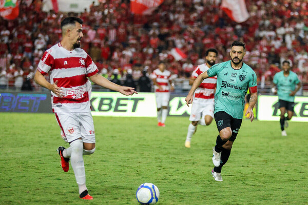 CRB vira sobre o Paysandu em casa e deixa o Z4