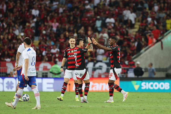 Flamengo atropela o Fortaleza e assume a liderana do Brasileiro
