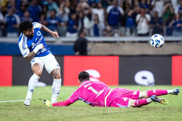 Gabigol marca no fim contra o Flamengo e Cruzeiro vence no Brasileiro
