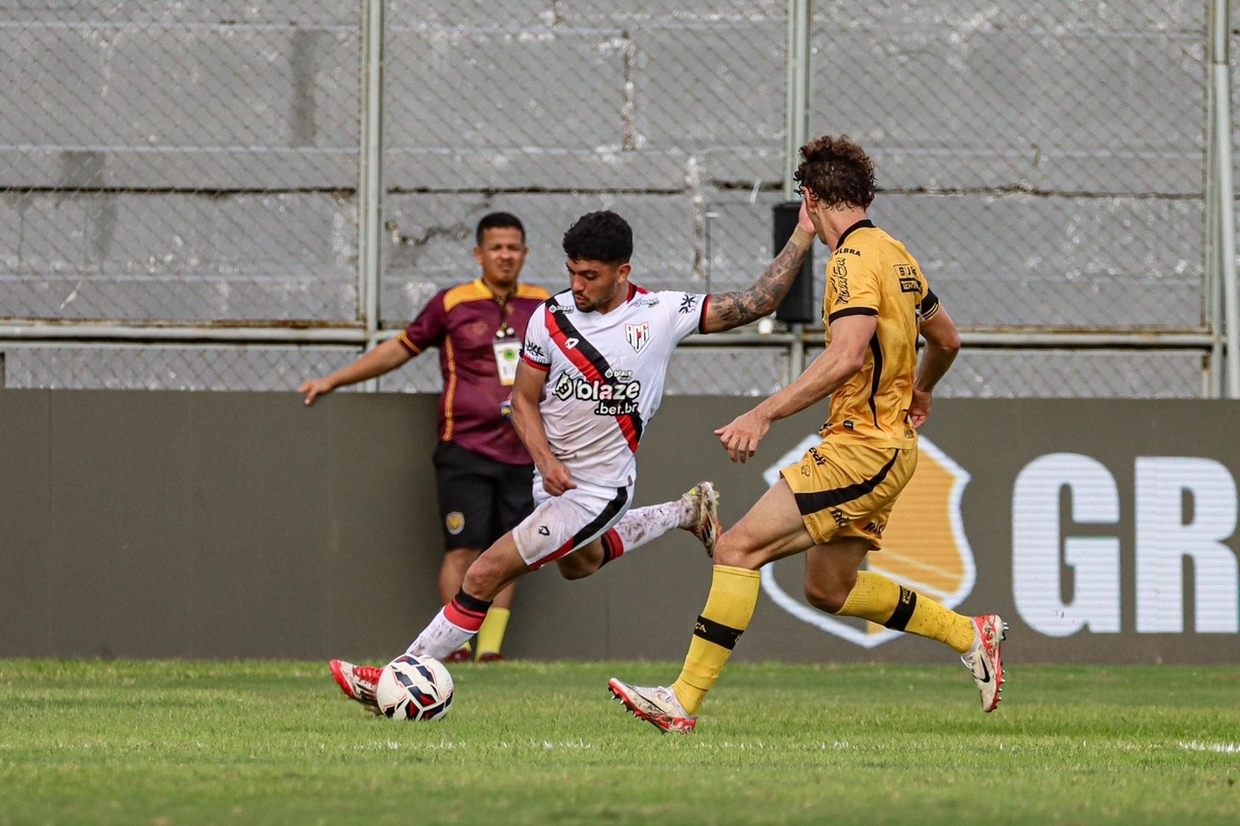 Em baixa na Srie B, Amazonas e Atltico Goianiense empatam em jogo animado