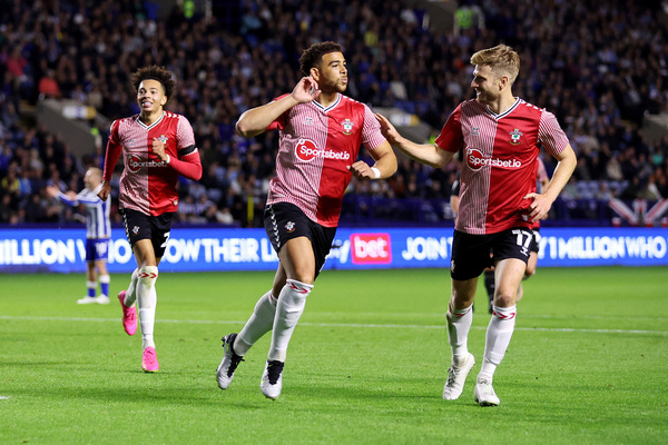 Forest na frente do Wolverhampton na briga por Che Adams