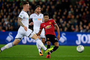 Com dois de Lingard, United passa pelo Swansea e avana na Copa da Liga