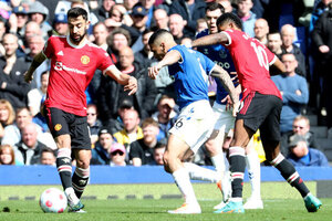 Com mais uma falha de Maguire, United perde para o Everton pela Premier League