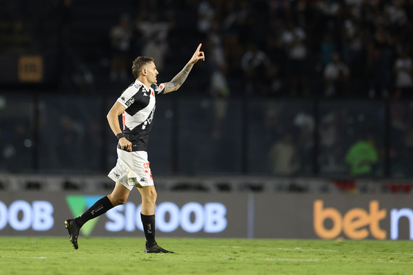 Vegetti faz dois, Vasco bate Fortaleza e respira fora do Z4