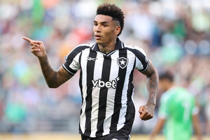 Botafogo resolve pelo alto, segura reao do Seattle e larga com vitria no Super Mundial