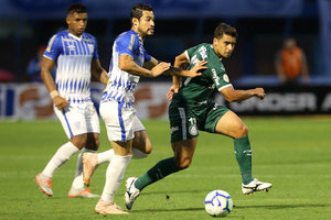 Em jogo marcado por temporal, VAR e pnaltis, Palmeiras vence Ava e segue vivo na briga pelo ttulo