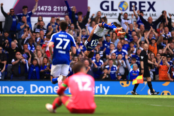 Aps 22 anos ausente, Ipswich Town est de volta  Premier League