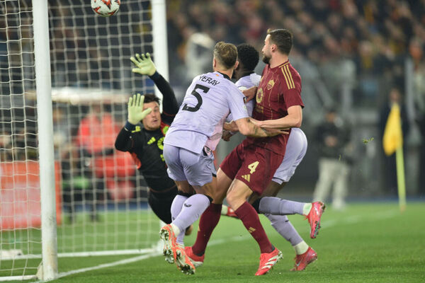 Roma e Lazio vencem com gol no fim e Eintracht apronta contra o Ajax na Holanda