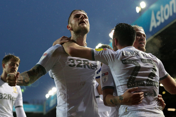 Aps dez temporadas, zagueiro deixa o Leeds e vai atuar no futebol blgaro