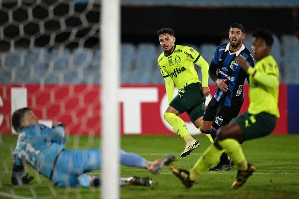 Palmeiras  implacvel, atropela Liverpool no Uruguai e encaminha classificao