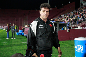 Diniz destaca entrega dos jogadores, fala sobre reforos e elogia Coutinho: 'Indispensvel'