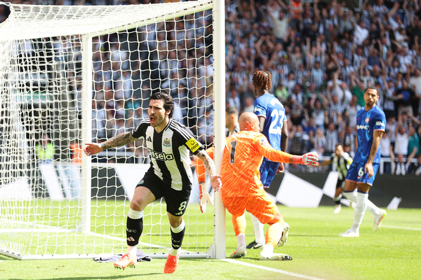 Com gol de Bruno Guimares, Newcastle bate Chelsea e sobe para terceiro