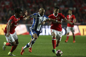 Benfica e Porto ficam no empate e campeonato segue em aberto 