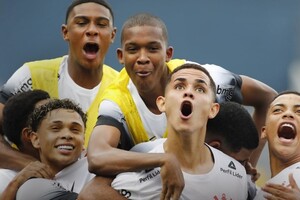 Corinthians derruba o Grmio e confirma clssico paulista na final da Copinha