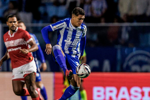 Ava marca no finalzinho e vence o CRB, mas no entra no G4 da Srie B