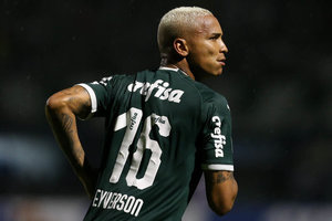 Deyverson ironiza crticas aps pnalti e se compara a Neymar: 'Meu papel  cair'