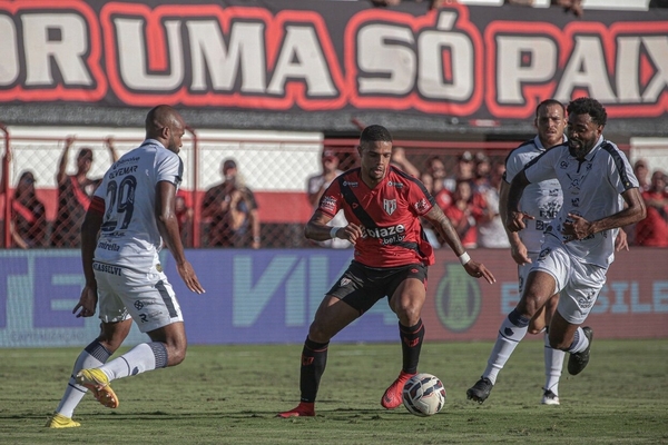 Atltico Goianiense marca nos acrscimos e arranca empate do Remo