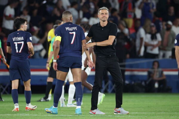 Sem Neymar e Messi, PSG muda de cara e altera discurso na Champions