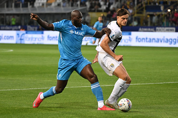 Napoli tropea em Parma, mas mantm liderana do Calcio