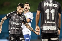 Na reestreia de Lucas Lima, Santos decepciona, mas arranca empate com Santo Andr