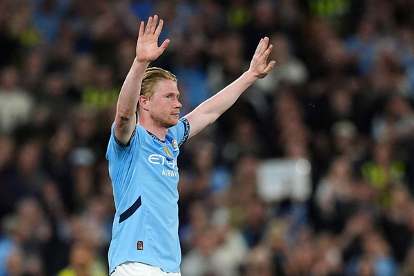 De Bruyne se despede do Etihad, City bate Bournemouth e se aproxima da Champions